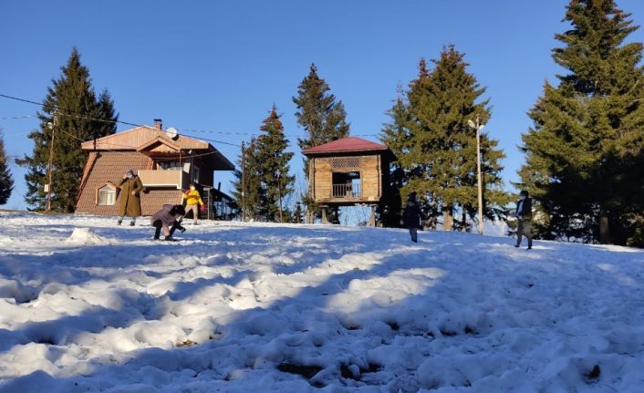 Artvin’de çocuklar pandeminin stresini Kafkasör Yaylasında kar topu oynayarak atıyor
