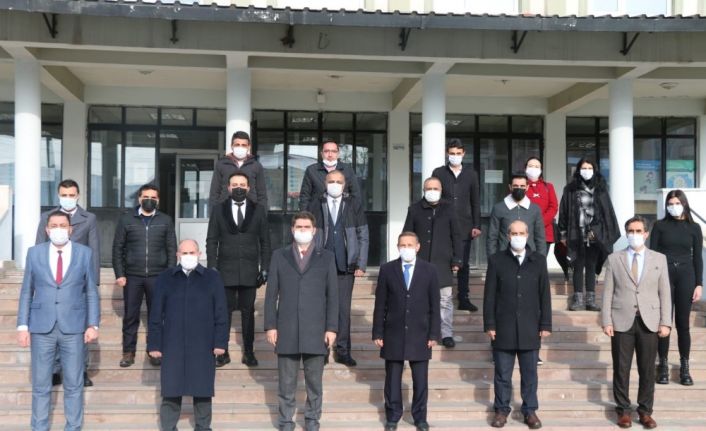 Aşkale’de protokol ve öğretmenler İstiklal Marşı’nı okumak için toplandı