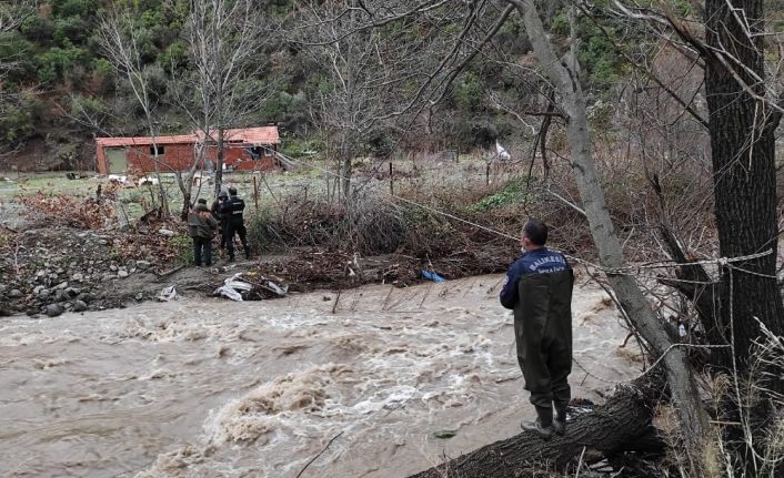 Balıkesir’de köprü yıkılması sonucu mahsur kalan baba ve oğlunu itfaiye kurtardı