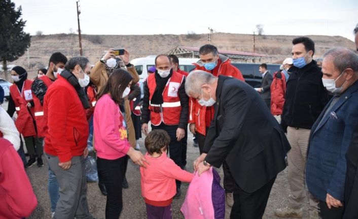 Başkan Sarı, Kızılay gönüllüleriyle 5 köyde 350 çocuğa kışlık mont dağıttı