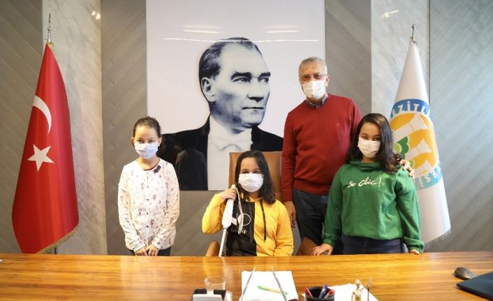 Başkan Tarhan, Beyaz Baston Haftasında görme engelli Ecrin’i konuk etti