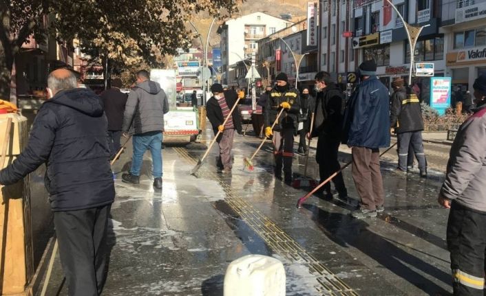 Bayburt’ta Covid- 19 tedbirleri kapsamında cadde ve sokaklarda temizlik devam ediyor