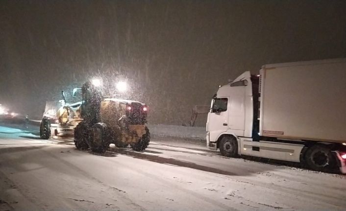 Bitlis’te tipi ve fırtına araçların yolda kalmasına neden oldu