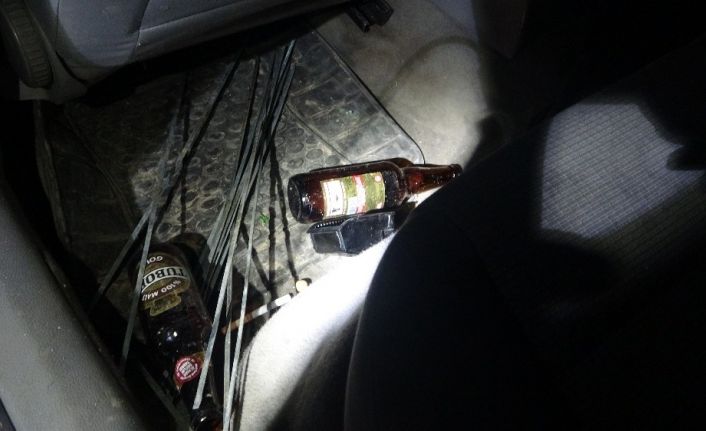 Boş sokakta trafiğe kapalı alana daldı , 3 ağacı devirdi anca durabildi