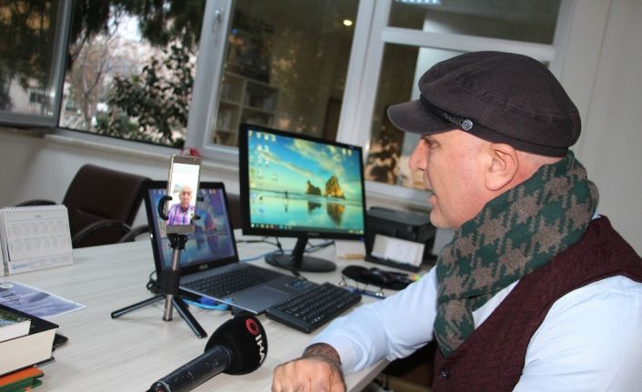 Bu çağrı merkezi yaşlıların kafasındaki aşı sorularına cevap veriyor