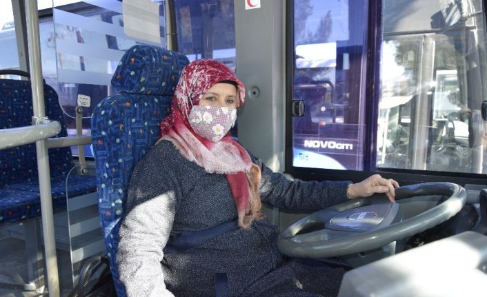 Burdur’da ilk kadın halk otobüsü şoförü Aysel Gürdal direksiyon başında