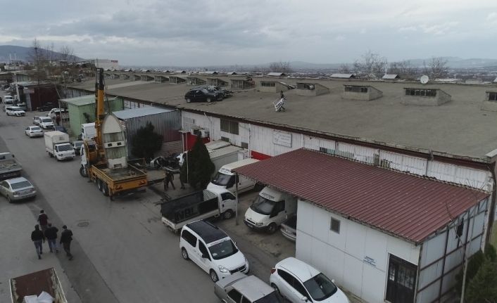 Bursa’da 1 kişinin yaralandığı 20 iş yeri ve 12 aracın zarar gördüğü anlar güvenlik kamerasına yansıdı