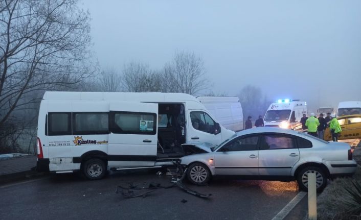 Buzlu yolda 10 araç birbirince girdi: 12 yaralı