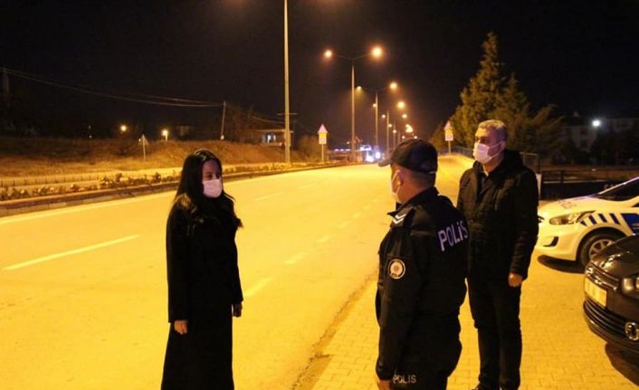 Çal Kaymakamı, görevi başındaki polis ve jandarma ekiplerinin yeni yılını tebrik etti