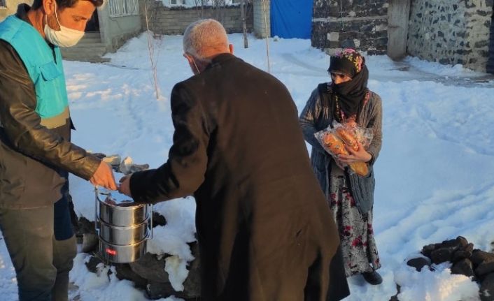 Çaldıran Belediyesi mobil aşevi, her gün 80 faklı yerde bulunan 400 kişiye sıcak yemek dağıtıyor