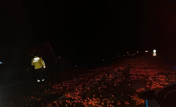 Çanakkale’de meyve yüklü kamyon yan yattı, ortalık savaş alanına döndü