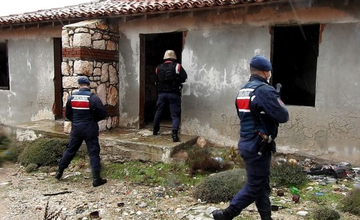 Çeşme’de jandarma yasa dışı geçişe engel olmak için metruk binaları didik didik aradı