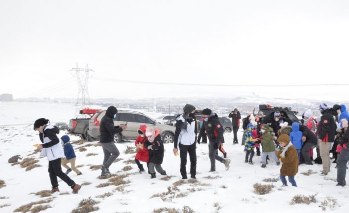 Çocuklar hem lastik rafting yaptı hem de yaban hayvanlarına yem bıraktı