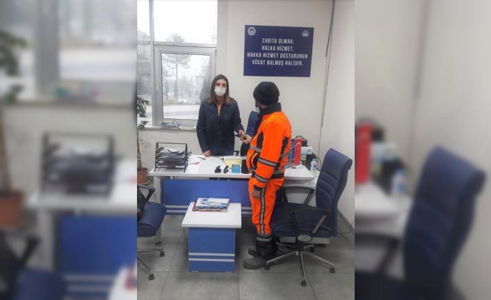 Çöp temizlerken eşya buluyor, her seferinde örnek oluyor