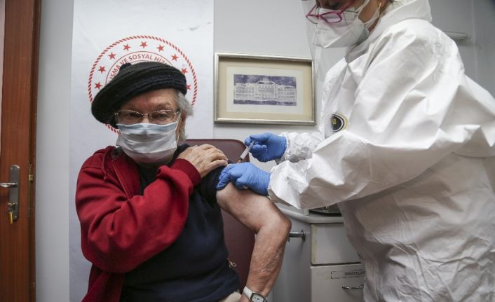 Covid-19 aşılamasında huzurevleri, yaşlı ve engelli bakımevlerinde de süreç başladı
