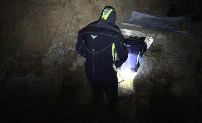 Dalgıçlardan zorlu koşullardaki suda dip temizliği