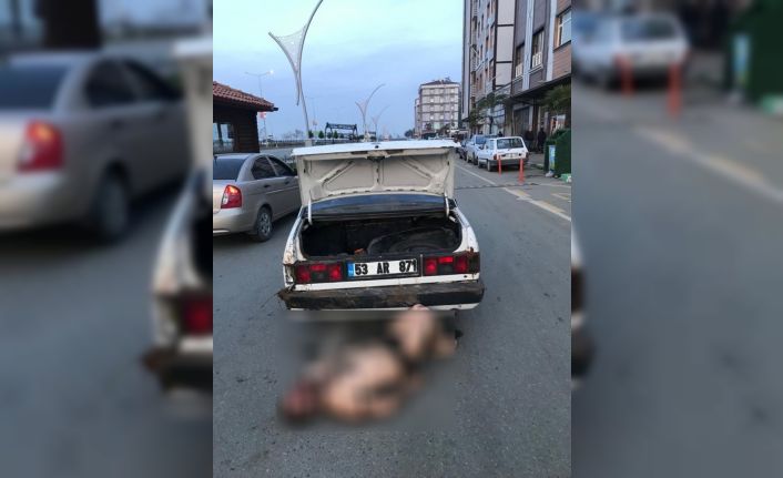 Darp ettikleri şahsı otomobilin bagajından çıkartıp sokak ortasına atarken polise yakalandılar