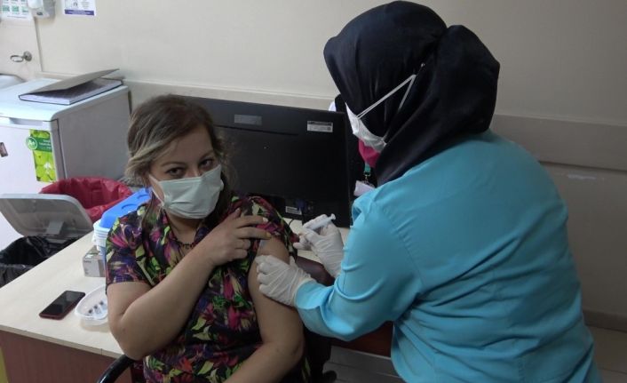 Denizli’de ilk aşı Sağlık Müdürü Öztürk’e yapıldı