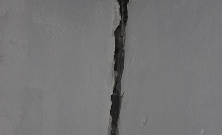 Depremde bir evin duvarları çatladı, yaşlı adam o anları anlattı: "Baktım sallanıyor dışarı çıktım"