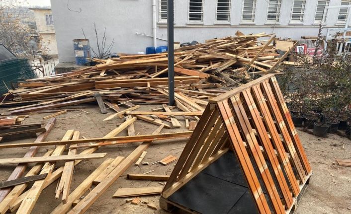 Eğil Belediyesinden alkışlanacak hareket: Atık malzemelerden sokak hayvanları için barınak yaptılar