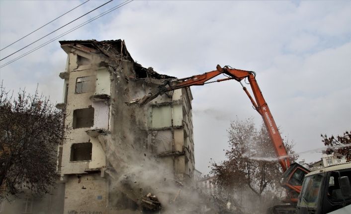Elazığ’da 5.3’lük depremde ikinci kez hasar alan binanın kontrollü yıkımı başladı