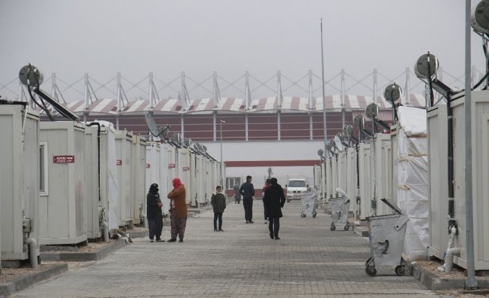 Elazığ’da depremzedeler, ’Ekmeği, suyu, elektriği veriyorlar, biz daha devletten ne isteyelim"