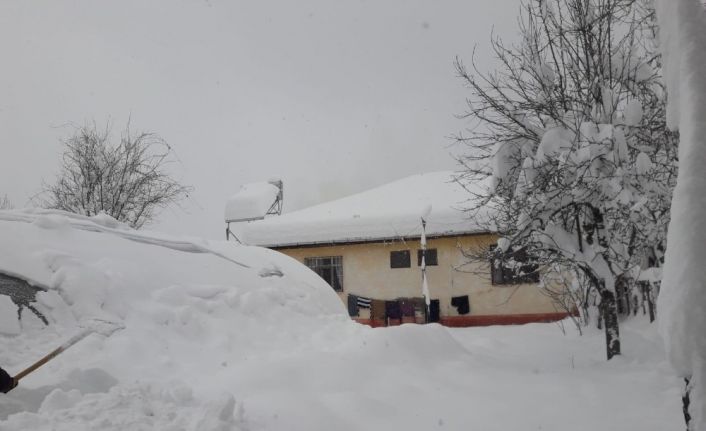 Elektrik, su ve ulaşım olmayan köyde vatandaşlar yetkililerden yardım bekliyor