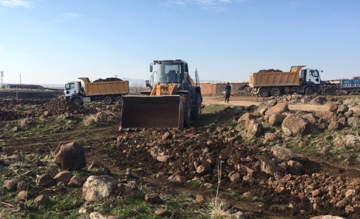 Ergani Belediyesi kırsal mahalle yollarını kilitli parke taşı ile döşüyor