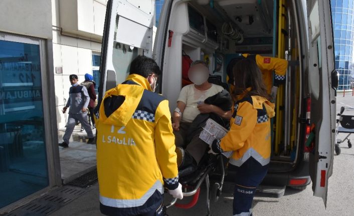 Erkeğe eşinden sopalı ve satırlı şiddet