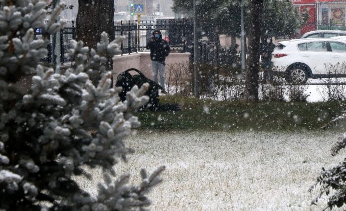 Erzincan Adalet Sarayı’nın bahçesine bırakılan şüpheli paket, fünyeyle patlatılarak imha edildi