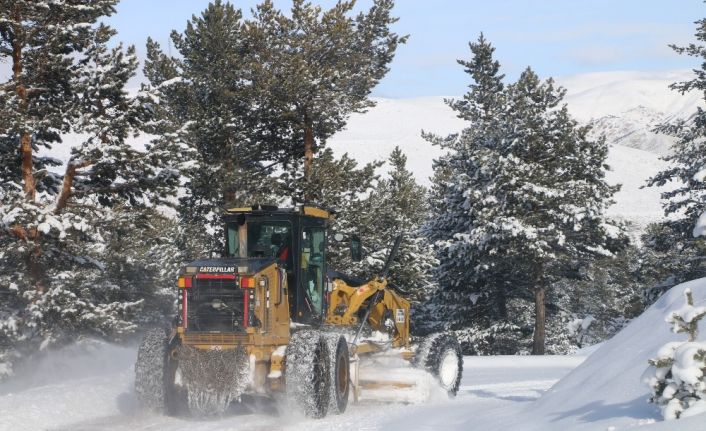 Erzincan’da kar ve tipiden 363 köy yolu ulaşıma kapandı