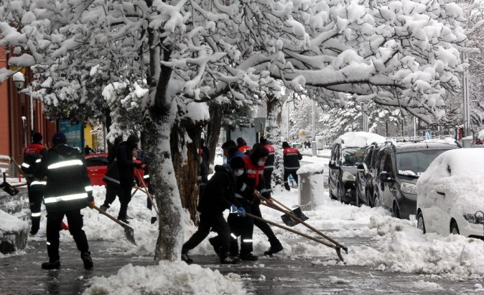 Erzincan’da kardan vatandaşların mağduriyet yaşamaması için iki kurumda esnek çalışma kaldırıldı