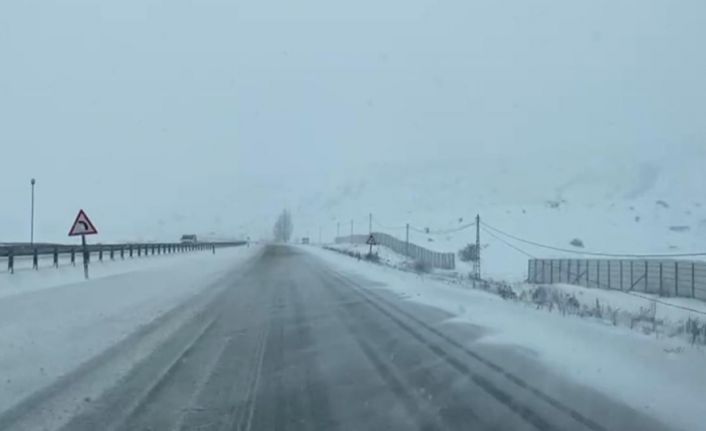 Erzurum - Horasan karayolunda kar ve tipi nedeniyle ulaşım güçlükle sağlanıyor
