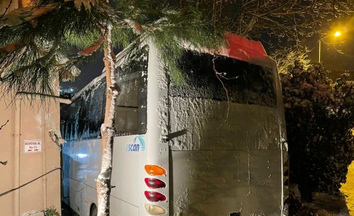 Evinin bahçesine midibüs giren vatandaş: "Büyük bir gürültüyle kendimizi zor dışarı attık"