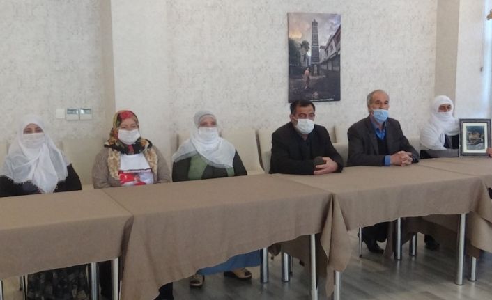 Evlat nöbetindeki aileler, kısıtlamaya rağmen eylemlerine kaldıkları otelde devam ediyor