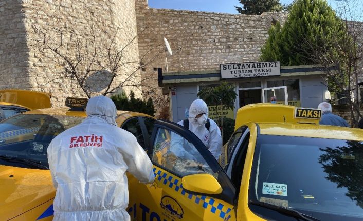 Fatih’te taksi ve taksi durakları korona virüse karşı dezenfekte ediliyor