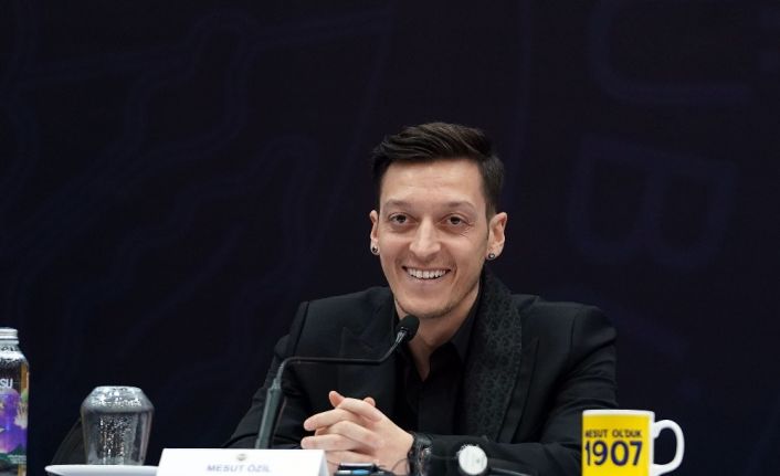 Fenerbahçe’nin yeni transferi Mesut Özil: "Burak kardeşimize başarılar diliyorum, inşallah Türkiye’yi en iyi şekilde temsil eder."