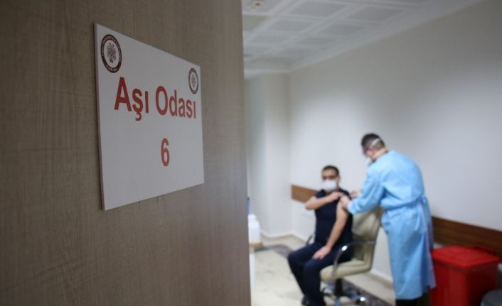 FÜ Tıp Fakültesi Hastanesi’nde 2 günde bin 492 sağlık çalışanı aşılandı