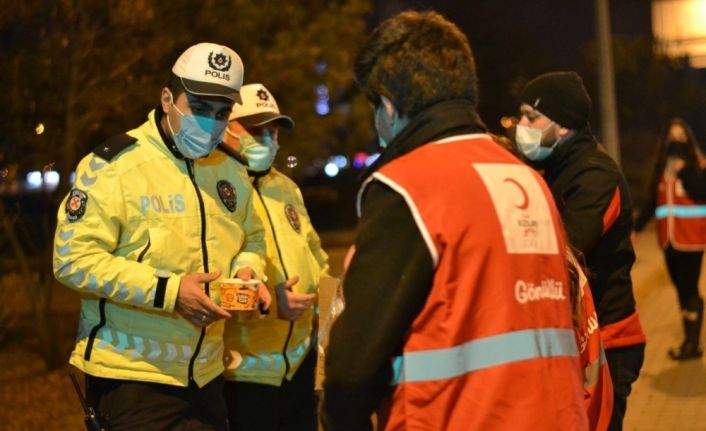 Genç Kızılay Gönüllüleri’nden kısıtlamada görev yapan ekiplere sıcak çorba ikramı