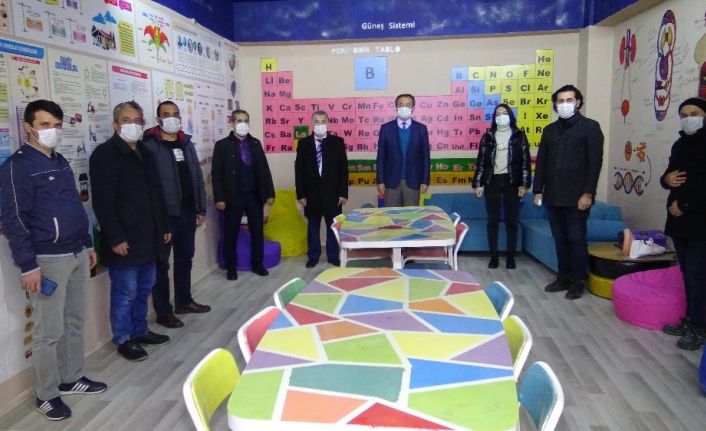 Gündüz uzaktan eğitim verip, geceleri okul koridorlarına hayat verdiler