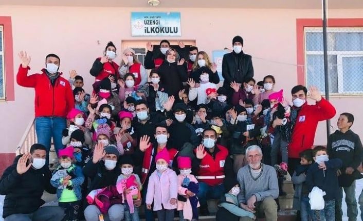 Gürpınar’da çocuklara kıyafet yardımı