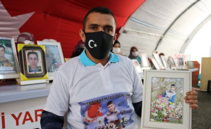 HDP önünde evladını bekleyen baba Aydın: "HDP’nin yaptığının dört kitapta da yeri yok”