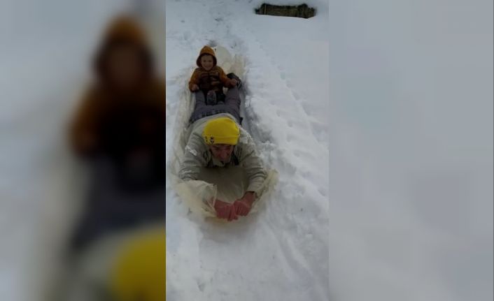Hem karla kaplı evinin yolunu açtı, hem de torununu eğlendirdi