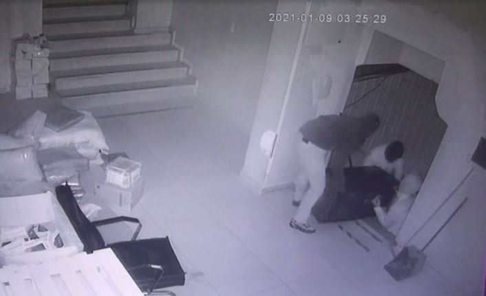 Hem sadaka kutusunu hem de işçilerin maaşının bulunduğu 300 kiloluk kasayı çaldılar