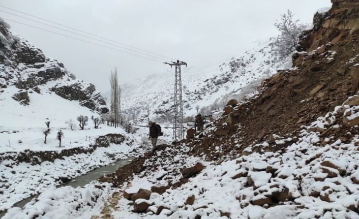 Heyelan 27 köye ulaşımı kapattı, ekiplerin 6 saatlik çalışması ile yol yeniden açıldı