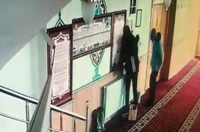 Hırsızlık için camiye giren genç kız ve arkadaşı güvenlik kamerasına takıldı