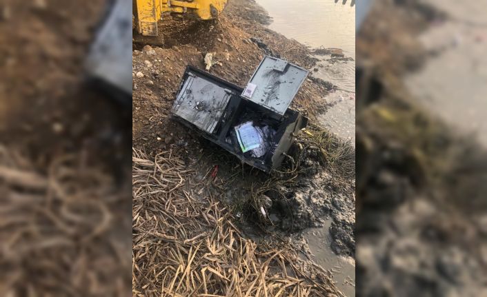 İçinde 350 bin liranın bulunduğu kasayı, paraları aldıktan sonra yakıp nehre atmışlar