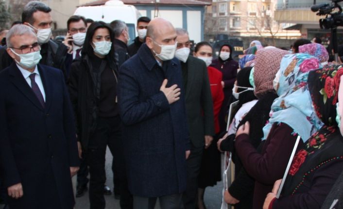 İçişleri Bakanı Soylu, 493 gündür HDP önünde evlat nöbetinde olan ailelerle bir araya geldi