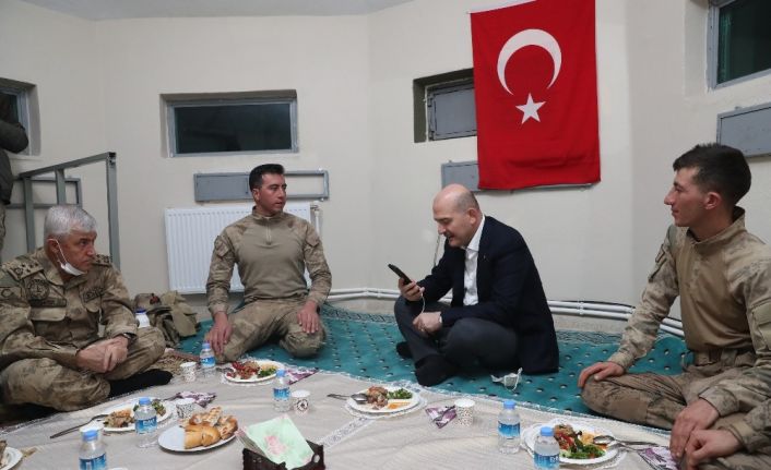 İçişleri Bakanı Soylu, yeni yıla Belbuka kalekol üs bölgesindeki askerlerle girdi
