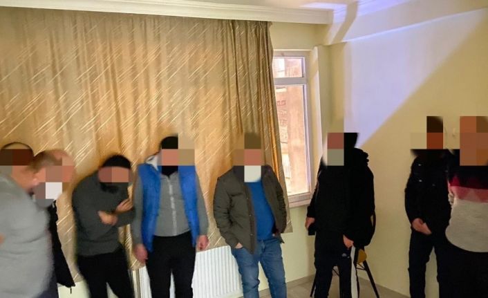 İkameti kumarhaneye çevirseler de polisten kaçamadılar